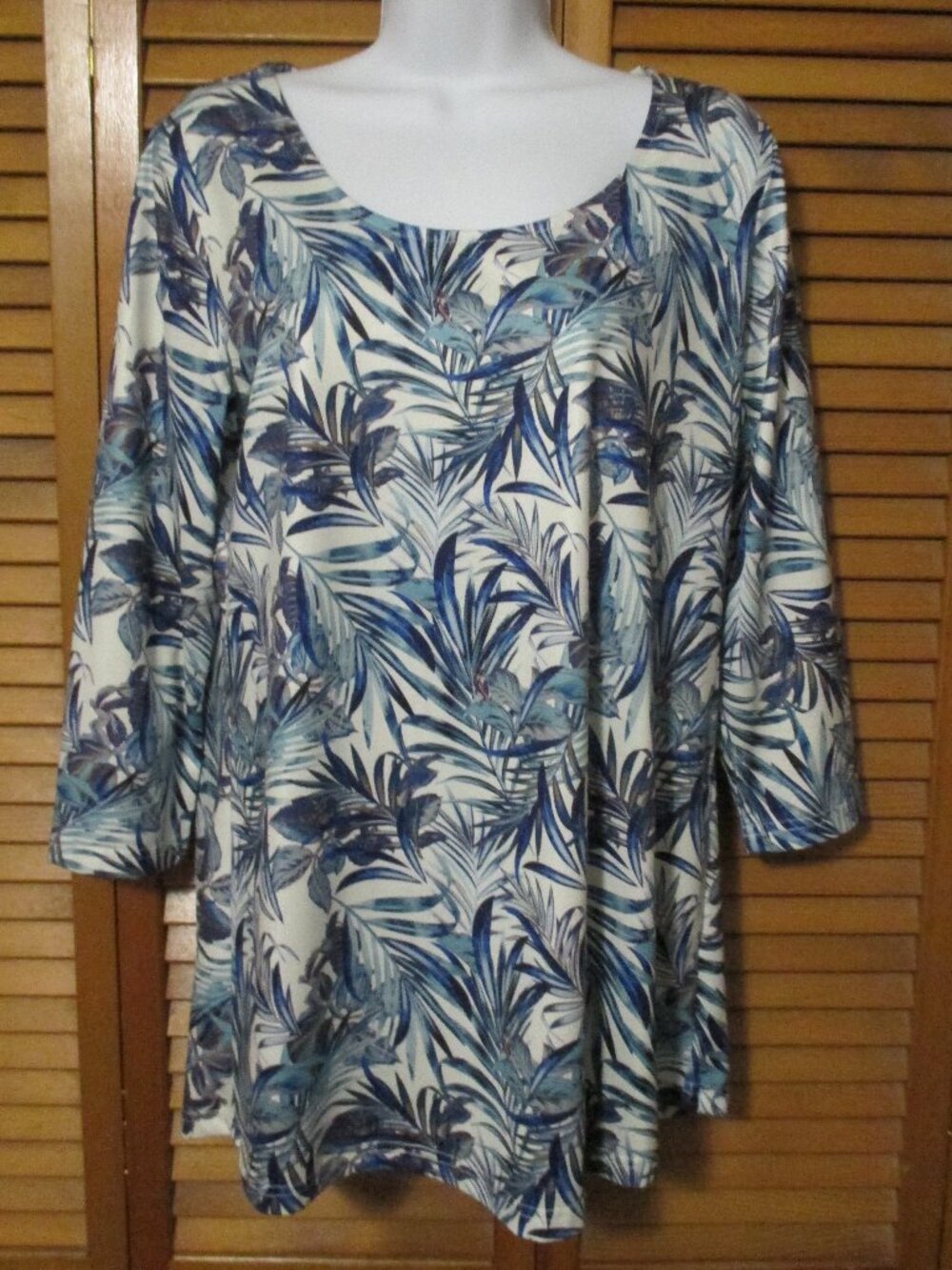 Chadwicks top pretty blues stretchy 3/4 sleeves like new size M